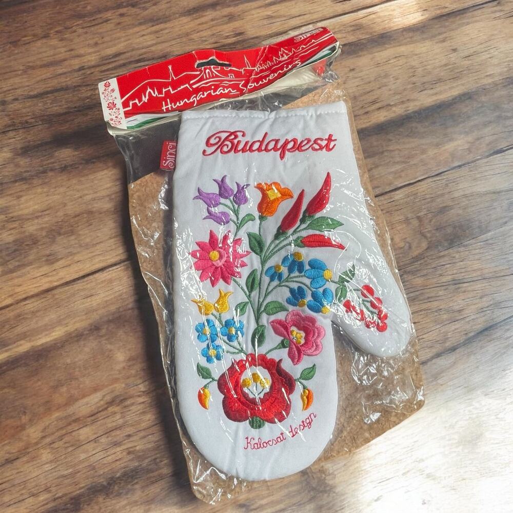 NWT Budapest Hungary Souvenir Oven Mitt Kalocsai Floral Embroidery Folk Art